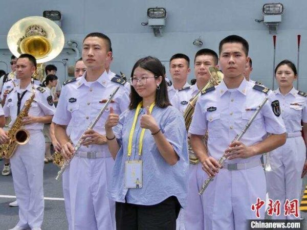 配资炒股配资门户 特写：香港民众争睹海军航母编队真容